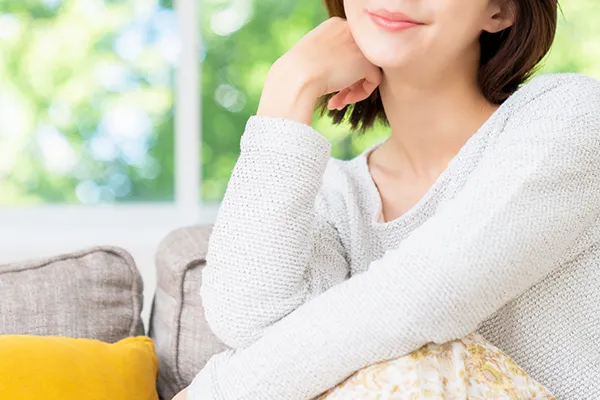 リラックスした女性のイメージ写真